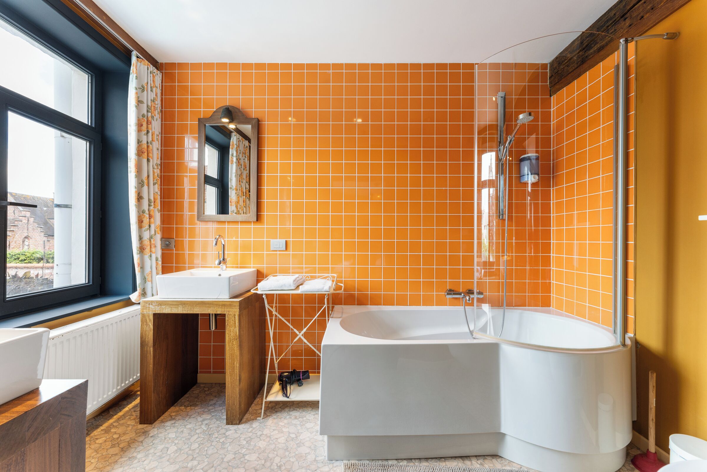 Un baño moderno con una bañera grande, un lavabo y una ducha.