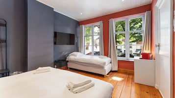 Habitación triple Confort, vista a la ciudad | Cunas gratuitas, wifi gratis y ropa de cama