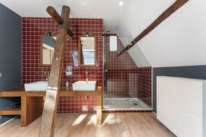 Family Quadruple Room | Bathroom | Hair dryer, towels - The Lake Suites (Bruges)