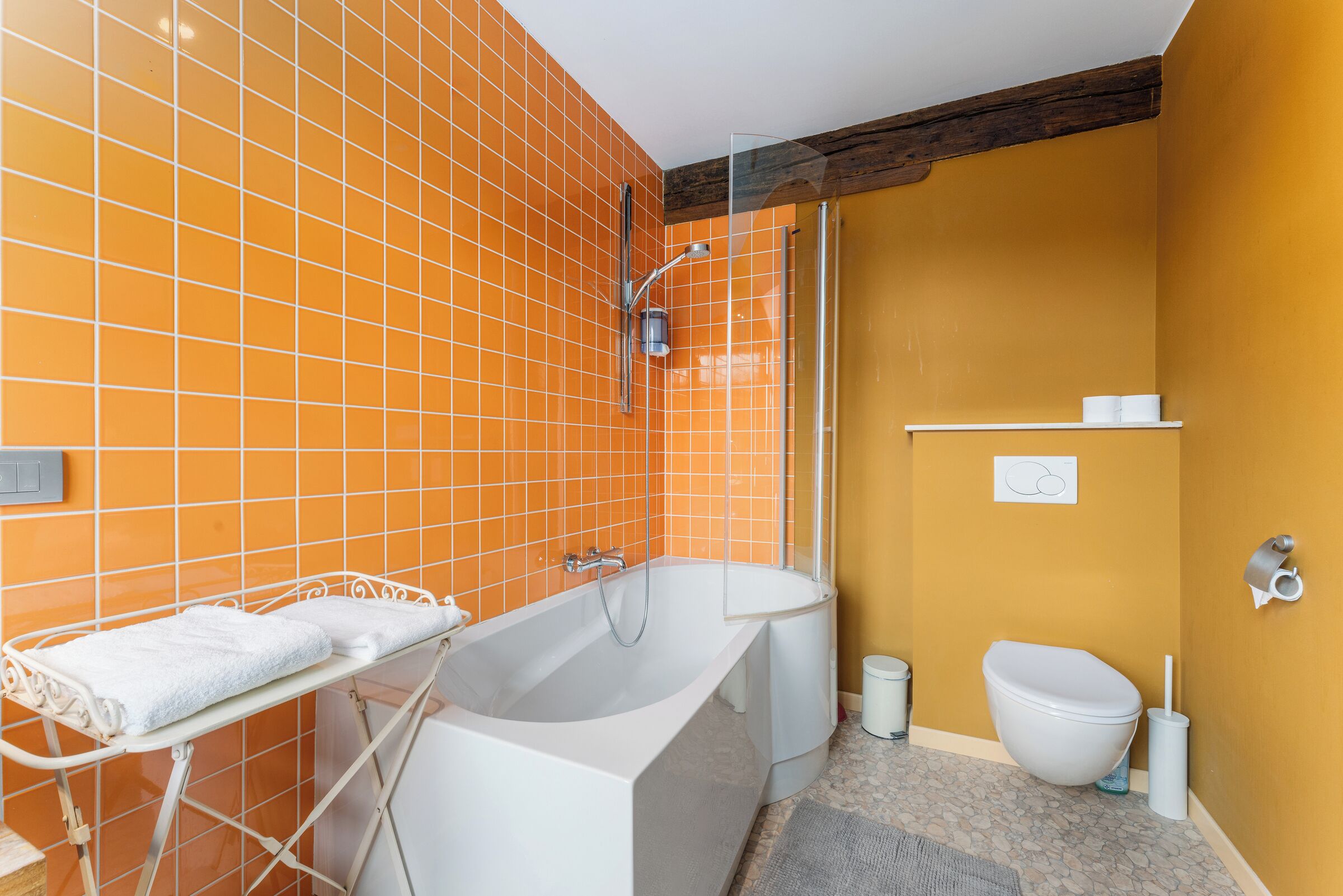 Ein Badezimmer mit Badewanne, Dusche und Toilette.