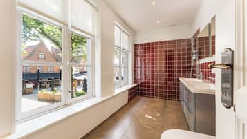 Habitación triple Confort, vista a la ciudad | Baño | Secadora de cabello y toallas