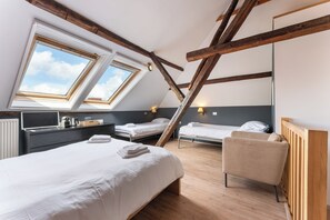 Habitació quàdruple familiar | Bressols gratuïts, wifi gratuïta i roba de llit 