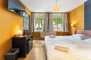 City tweepersoonskamer, uitzicht op stad | Gratis babybedden, gratis wifi, beddengoed