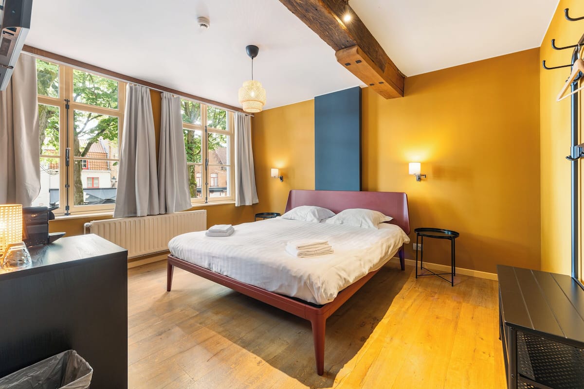 City tweepersoonskamer, uitzicht op de stad | Gratis babybedden, gratis wifi, beddengoed