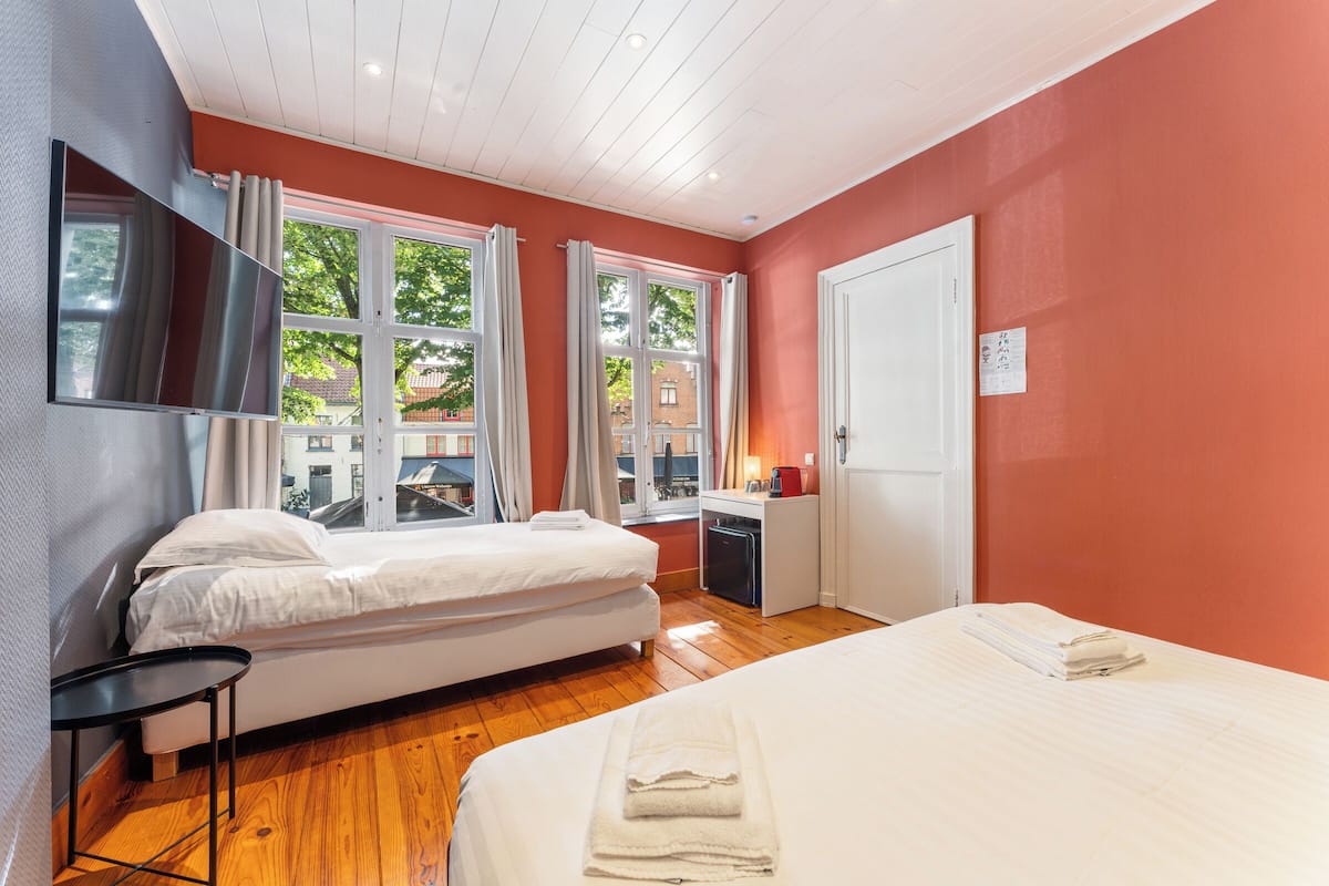 Comfort driepersoonskamer, uitzicht op de stad | Gratis babybedden, gratis wifi, beddengoed