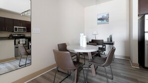 Standardlejlighed (2 Bedrooms) | Spisestue