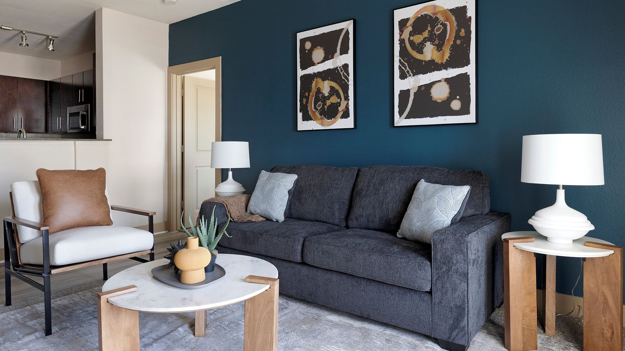 สแตนดาร์ดอพาร์ทเมนท์ (2 Bedrooms) | บริเวณนั่งเล่น | ทีวี 50 นิ้ว พร้อมช่องดิจิตอล