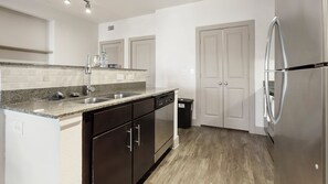 Huoneisto (1 Bedroom) | Yksityinen keittiö | Jääkaappi, kahvin-/teenkeitin