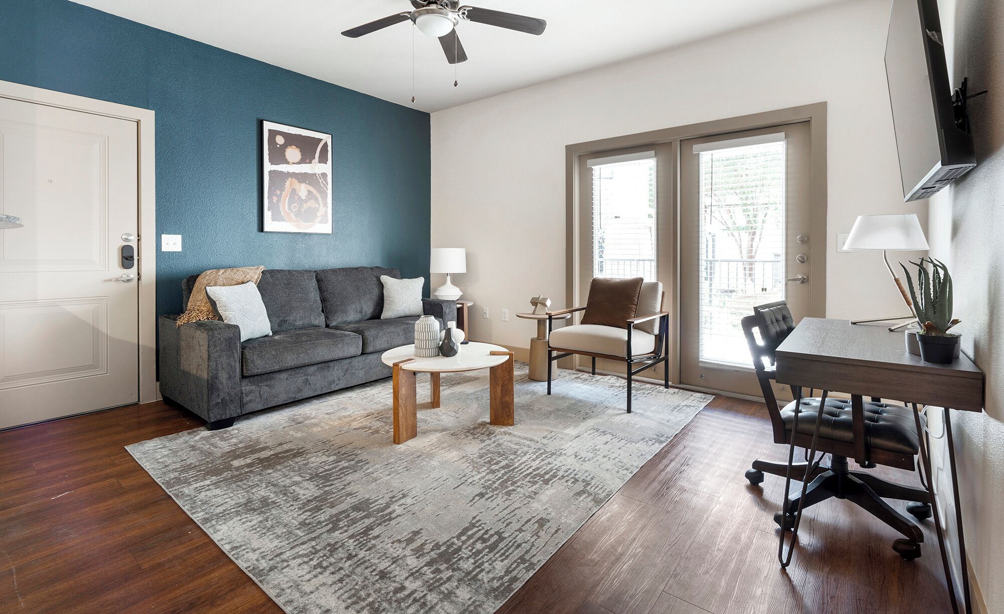 สแตนดาร์ดอพาร์ทเมนท์ (1 Bedroom) | บริเวณนั่งเล่น | ทีวี 50 นิ้ว พร้อมช่องดิจิตอล