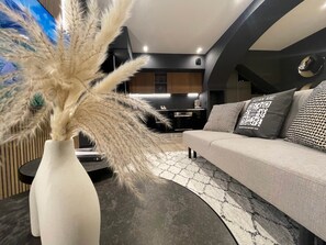 TV connectée, livres, chaîne hi-fi