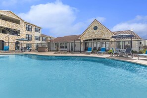 Outdoor pool - Landing Apartments - Corpus Christi (Corpus Christi)