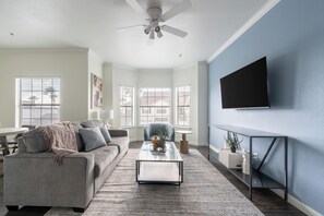 Appartement (2 Bedrooms) | Aire de séjour | Téléviseur de 50 po avec télévision numérique