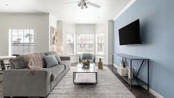 Appartement (2 Bedrooms) | Coin séjour | Télévision de 50 pouces avec chaßnes numériques