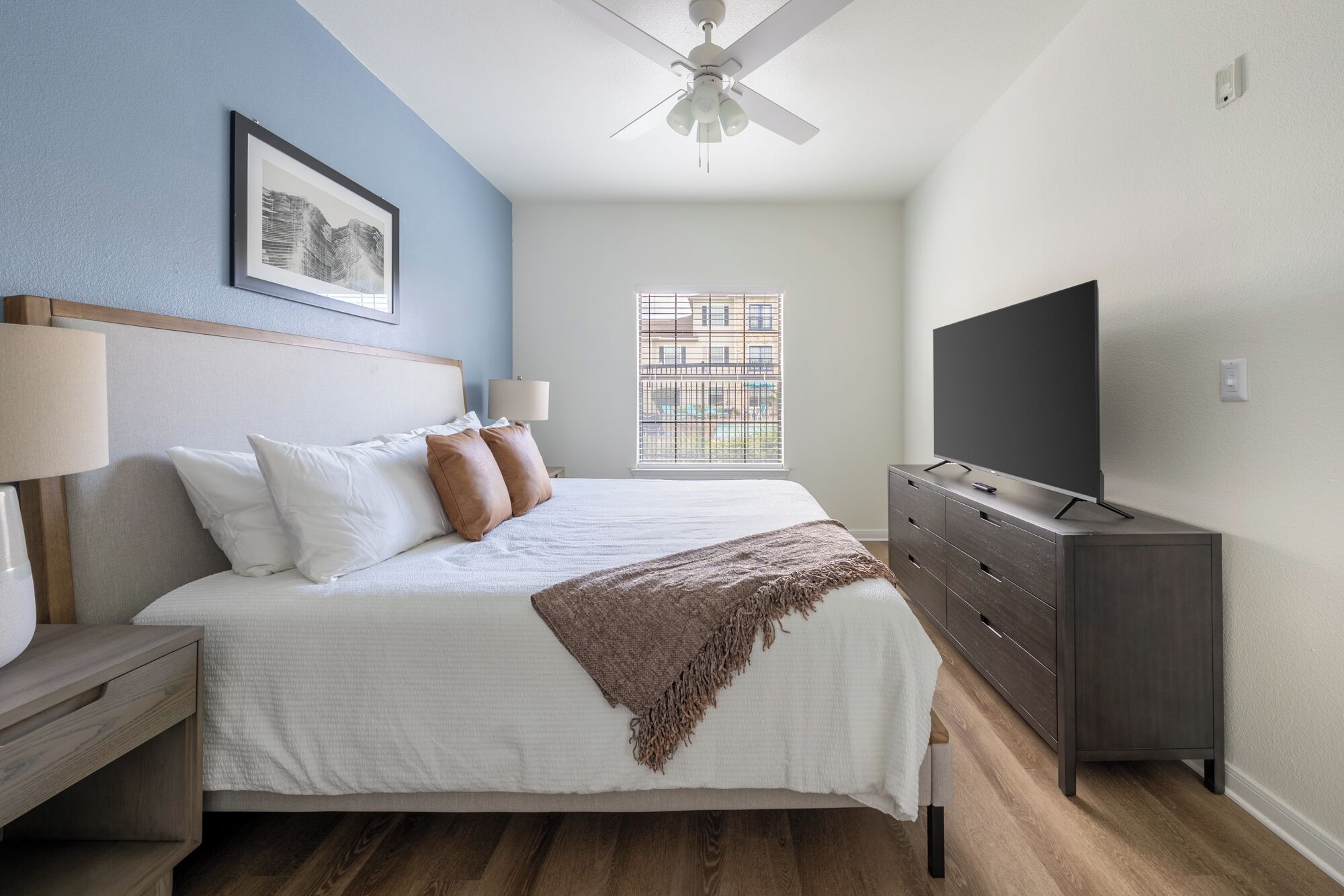 Appartement (1 Bedroom) | 2 chambres, décor unique, ameublement unique, fer et planche à repasser