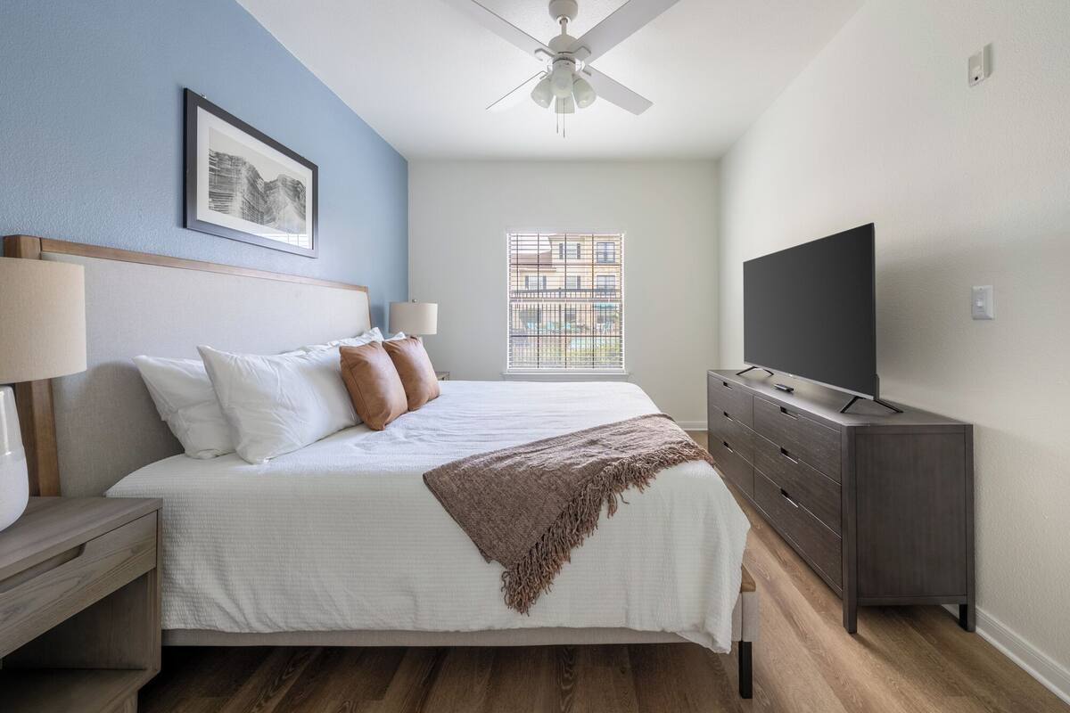 Appartement (1 Bedroom) | 2 chambres, fer et planche à repasser, décor unique, ameublement unique