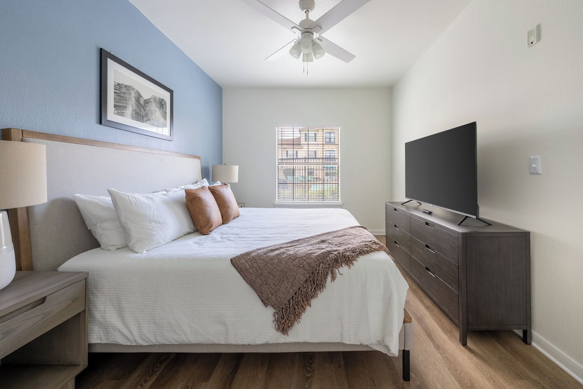 Appartement (1 Bedroom) | 2 chambres, décor unique, ameublement unique, fer et planche à repasser