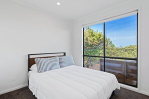 3 bedrooms, WiFi, bed sheets - Sweeping Peninsula Views (Rye)