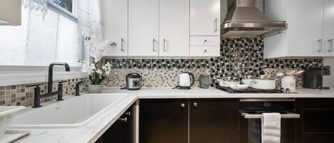 Microondas, horno, parrilla de estufa y lavavajillas