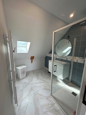 Dusche, Haartrockner, Handtücher, Seife