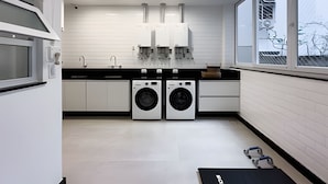 Una cocina moderna con un ventanal grande, electrodomésticos integrados y vistas al exterior.