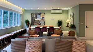 A modern living room with a dining area, a bench, and a door. - Ipanema | Duplex no melhor local do bairro, 4 quartos, 5 min da Praia - por Casapē Rio (Rio de Janeiro)