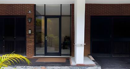 Ipanema | Duplex no melhor local do bairro, a pouco metros da Praia - por Casapē Rio