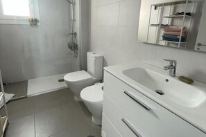 Shower, hair dryer, towels - Sunrise Haven in Estepona (Estepona)