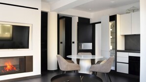 Una cocina moderna con una isla central, televisor integrado y chimenea.
