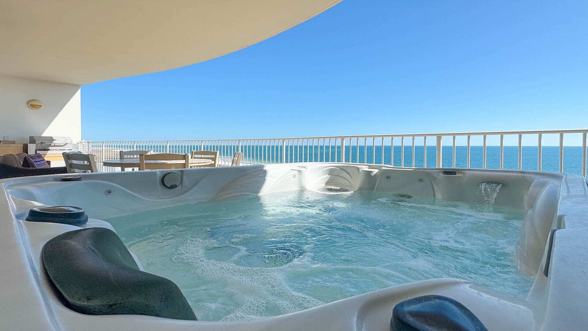 Bañera de hidromasaje al aire libre