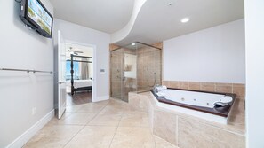 Douche, baignoire à remous, séchoir à cheveux, serviettes fournies