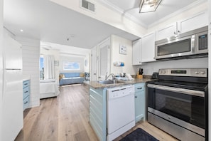 Jääkaappi, mikroaaltouuni, uuni, liesi