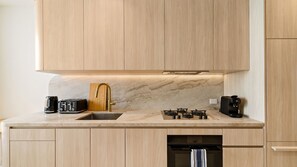 Wasserkocher mit Kaffee-/Teezubehör, Kühlschrank, Mikrowelle, Ofen