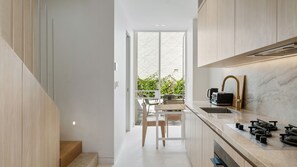 Wasserkocher mit Kaffee-/Teezubehör, Kühlschrank, Mikrowelle, Ofen