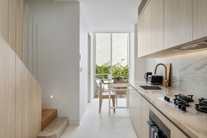 Frigorifero, microonde, forno, piano cottura