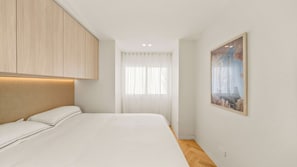 2 habitaciones, escritorio y tabla de planchar con plancha