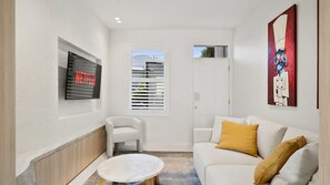 Smart TV - Luxury Paddington Terrace with Courtyard & Balcony (Paddington)