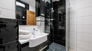 Dusche, Haartrockner, Handtücher