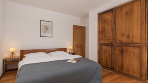 Fer et planche à repasser, Wi-Fi gratuit, draps fournis