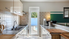 Kjøleskap, mikrobølgeovn, ovn og oppvaskmaskin