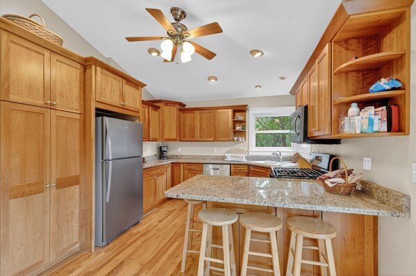 House, 4 Bedrooms | Private kitchen | Fridge, oven, coffee/tea maker, toaster