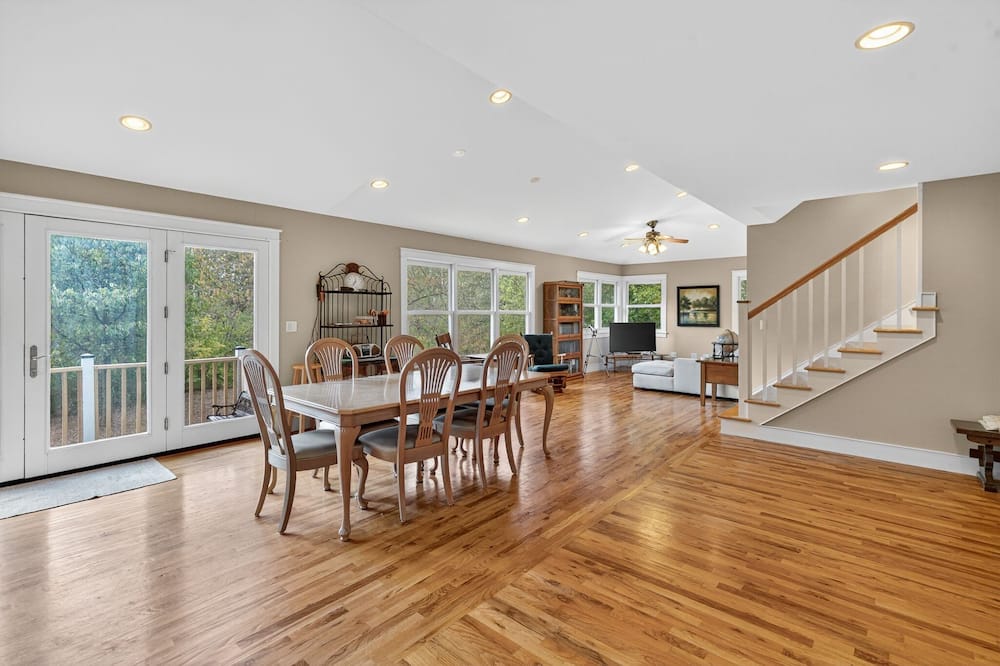 Secluded Woodland Retreat Near Starved Rock Park 4 Bedroom Home - Stavanger, IL