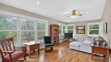 Nhà, 4 phòng ngủ | Khu phòng khách | Smart TV, dịch vụ stream