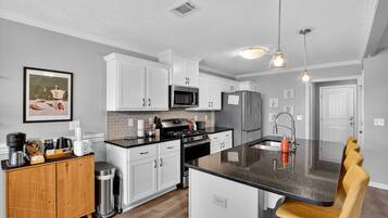 House, 3 Bedrooms | Private kitchen | Fridge, oven, coffee/tea maker, toaster