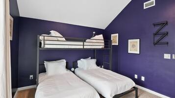 House, 3 Bedrooms | 3 bedrooms, laptop workspace, iron/ironing board, free WiFi