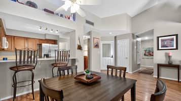 House, 2 Bedrooms | Tempat makan