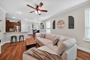 Duplex, 3 Bedrooms | Living area | Smart TV