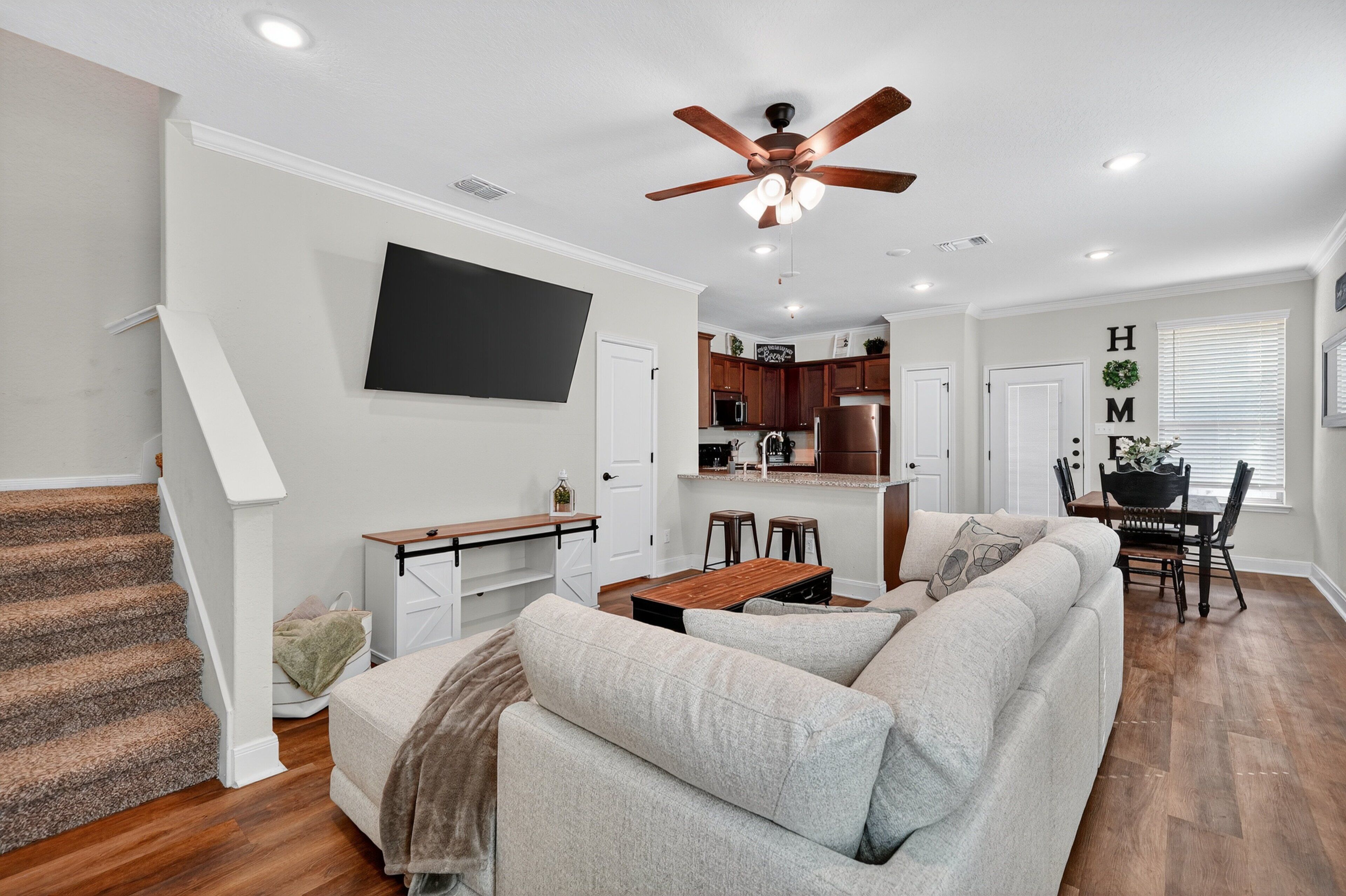 Nhà Duplex, 3 phòng ngủ | Khu phòng khách | Smart TV 