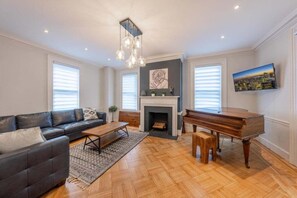 Living area - Casa Francesca 6br Villa & Heated Pool 6 Bedroom Home (Roselle)