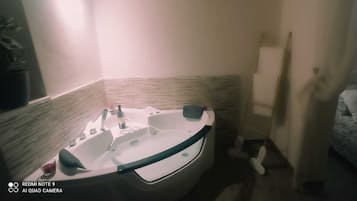 Tabla de planchar con plancha, wifi y ropa de cama