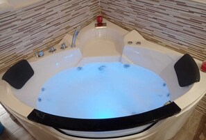 Shower, jetted bath, hair dryer, towels